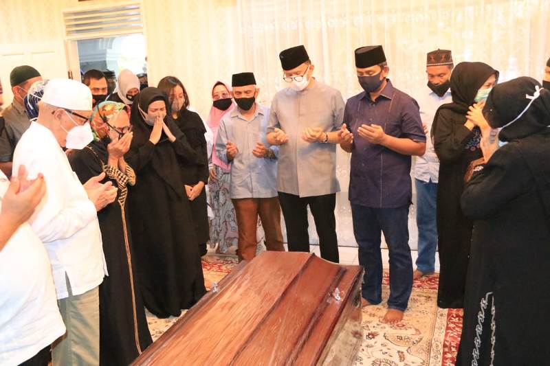 Sampaikan Rasa Duka, Akhyar Melayat Ibunda Sekda Kota Medan