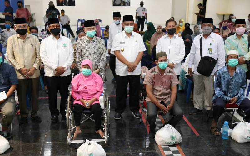 Akhyar Salurkan Zakat Untuk Kaum Dhuafa dan Bilal Mayat