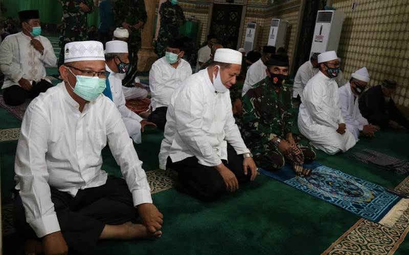 Akhyar Shalat Subuh Berjamaah di Masjid Raya Al Mashun Akhyar Shalat Subuh Berjamaah di Masjid Raya Al Mashun