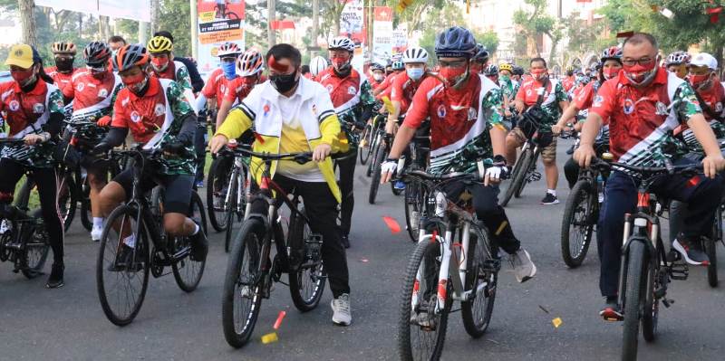 Pjs. Walikota Medan Ajak Peserta Gowes Haornas Jaga Imunitas Tubuh Pjs. Walikota Medan Ajak Peserta Gowes Haornas Jaga Imunitas Tubuh