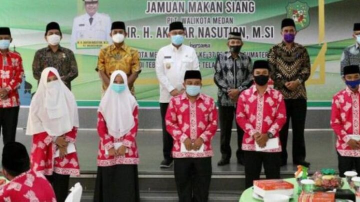 Akhyar Serahkan Tali Asih Kepada Kafilah Medan Juara Umum MTQ ke 37 Tingkat Sumut