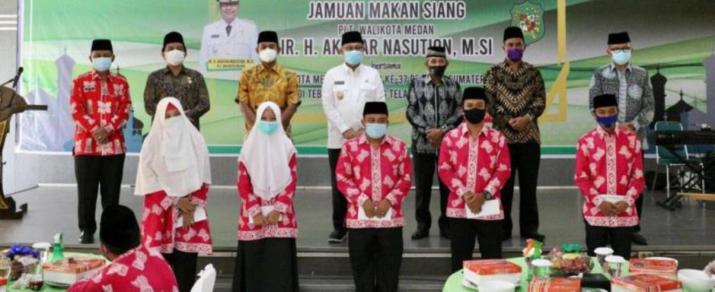Akhyar Serahkan Tali Asih Kepada Kafilah Medan Juara Umum MTQ ke 37 Tingkat Sumut