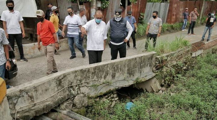 Akhyar Tinjau Pendangkalan Drainase Di Marelan