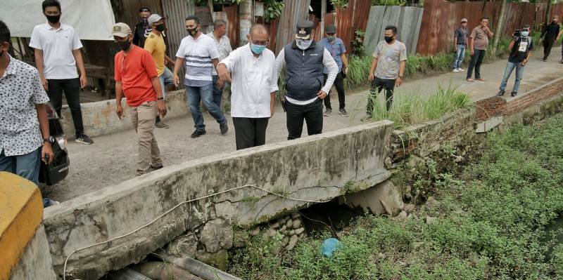 Akhyar Tinjau Pendangkalan Drainase Di Marelan Akhyar Tinjau Pendangkalan Drainase Di Marelan