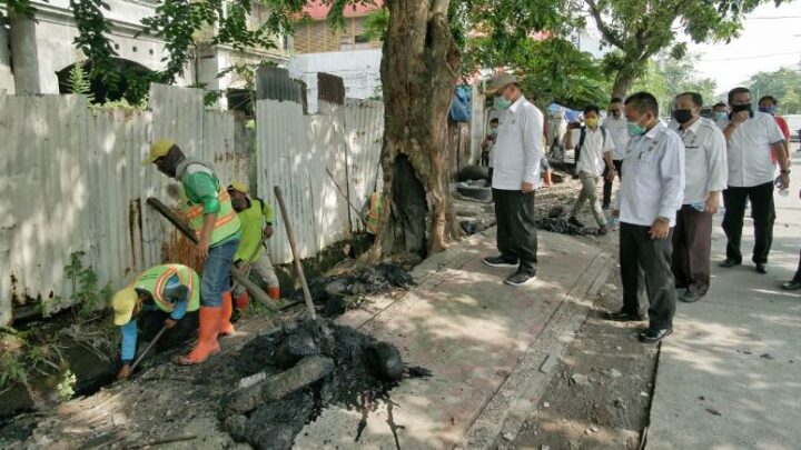 Akhyar Pimpin Gotong Royong Pengangkatan Sedimen Parit di Jalan Gunung Krakatau