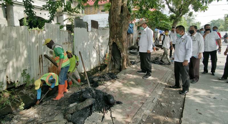 Akhyar Pimpin Gotong Royong Pengangkatan Sedimen Parit di Jalan Gunung Krakatau