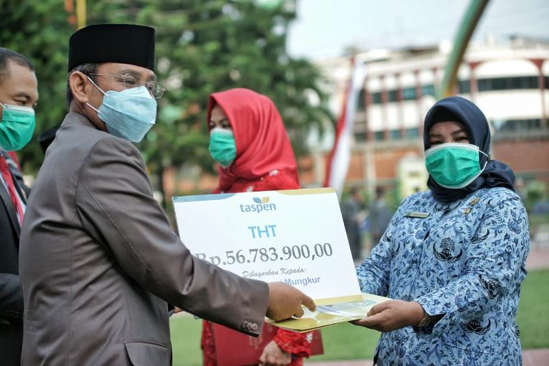 Sekda Serahkan Penghargaan Satyalancana Karya Satya Kepada 3 ASN Sekda Serahkan Penghargaan Satyalancana Karya Satya Kepada 3 ASN