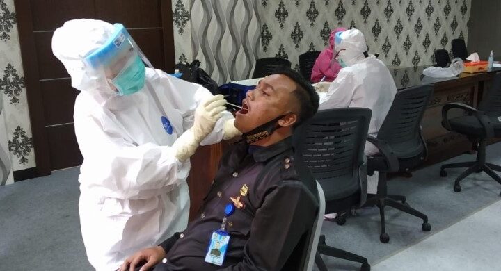 Antisipasi Covid-19, Sekretariat DPRD Medan Test Swab Massal