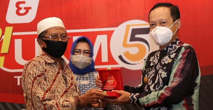 Pjs Walikota Medan Berikan Penghargaan Kepada Tokoh dan Pengurus Koperasi