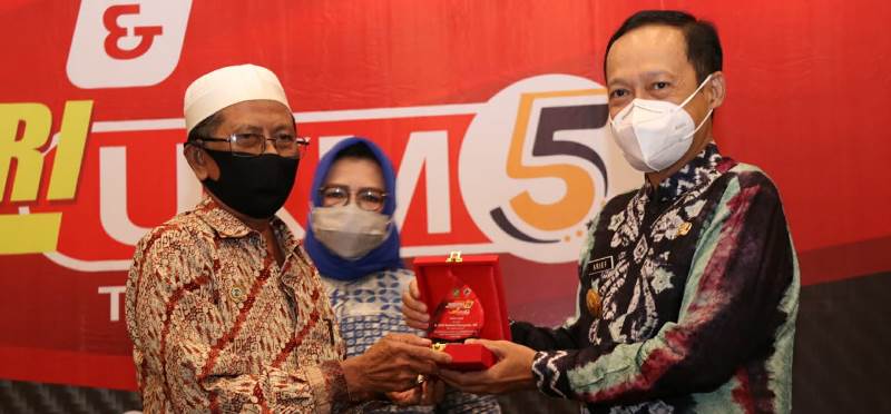 Pjs Walikota Medan Berikan Penghargaan Kepada Tokoh dan Pengurus Koperasi