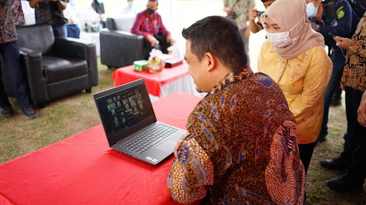 Cegah Penurunan Minat Belajar, Bobby Nasution Serahkan 50 Laptop dan Wifi Gratis