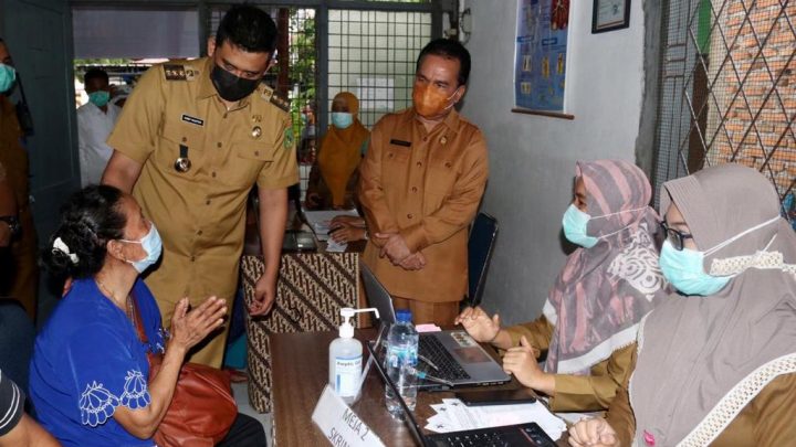 Pastikan Vaksin Lansia Berjalan Lancar, Bobby Nasution Tinjau Puskesmas