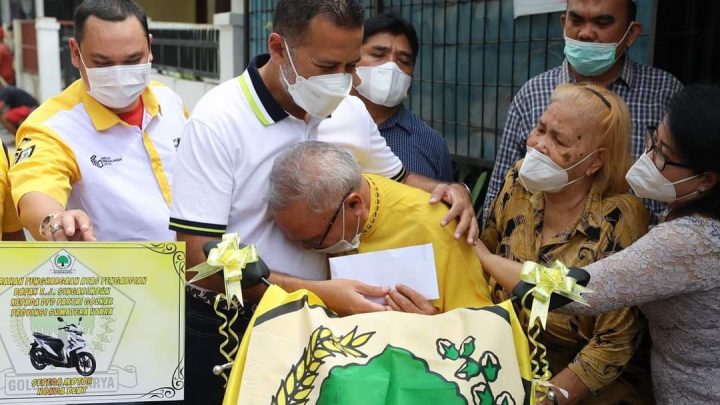 Mengabdi 57 Tahun, R.J Singarimbun Dapat Motor dari Ketua DPD Partai Golkar Sumut