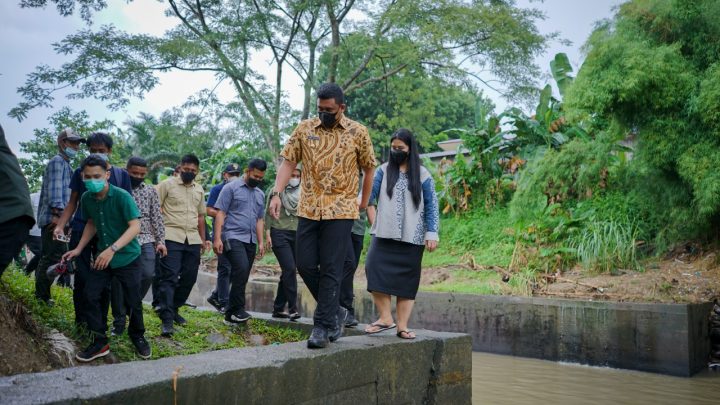 Kunjungi Hutan Kota, Bobby Ajak Kahiyang Terobos Hujan