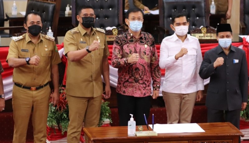 DPRD dan Walikota Medan Teken Ranperda PUD RPH DPRD dan Walikota Medan Teken Ranperda PUD RPH