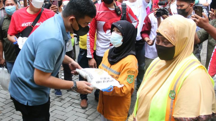 Wali Kota Medan Bagi-bagi Sembako Kepada Petugas Kebersihan