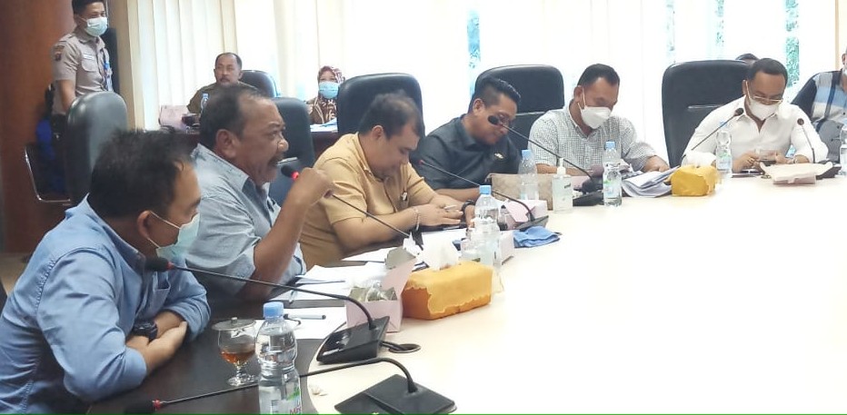 Komisi IV Rekomendasikan Usulan Revisi Perda Penetapan Zona RTH SPBU Sudirman Komisi IV Rekomendasikan Usulan Revisi Perda Penetapan Zona RTH SPBU Sudirman