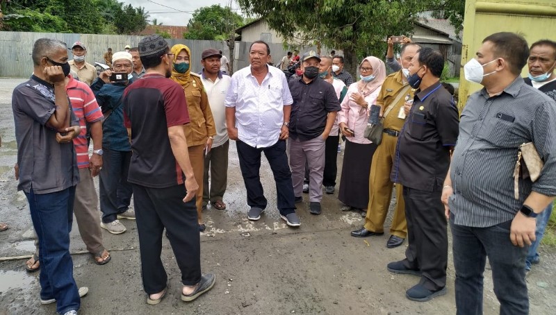 Dituding Rusak Jalan, Warga Pasar Nippon Protes Operasional Belawan Trans Cargo Dituding Rusak Jalan, Warga Pasar Nippon Protes Operasional Belawan Trans Cargo