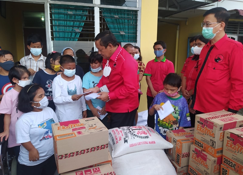 PDI Perjuangan Kota Medan Bagikan Sembako Kepada Korban Banjir Rob