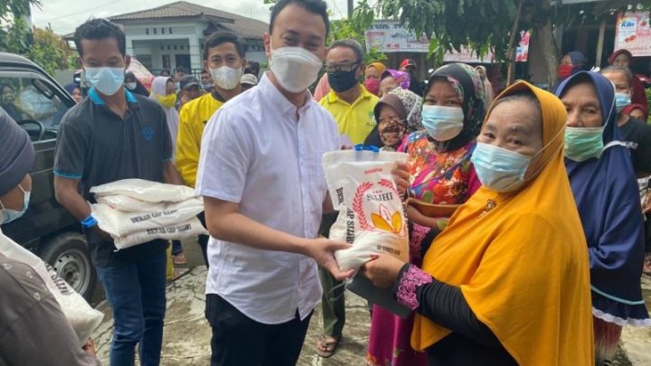 Ketua F-PG DPRD Medan Bagikan 300 Paket Bantuan Kepada Warga