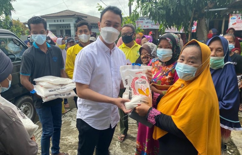 Ketua F-PG DPRD Medan Bagikan 300 Paket Bantuan Kepada Warga