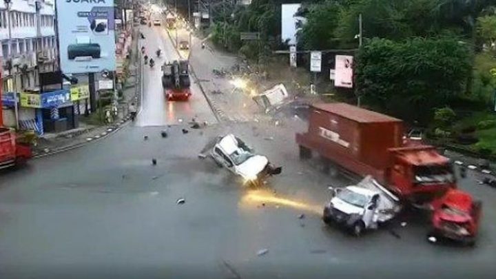 Diduga Rem Blong, Truk Tronton Tabrak Sejumlah Kenderaan, 5 Tewas