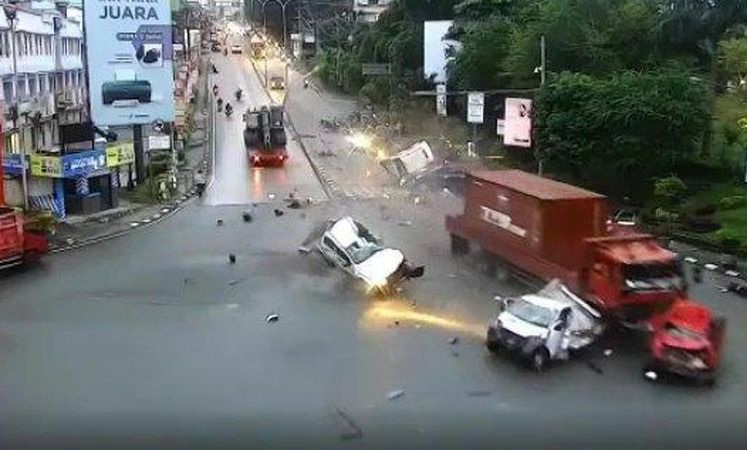 Diduga Rem Blong, Truk Tronton Tabrak Sejumlah Kenderaan, 5 Tewas Diduga Rem Blong, Truk Tronton Tabrak Sejumlah Kenderaan, 5 Tewas