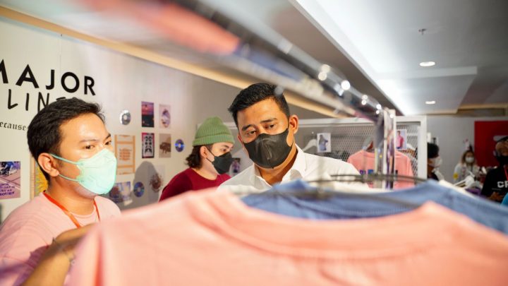 Bobby Nasution Beli Jaket Dan Kaos Di Pameran Produk Startup Anak Medan