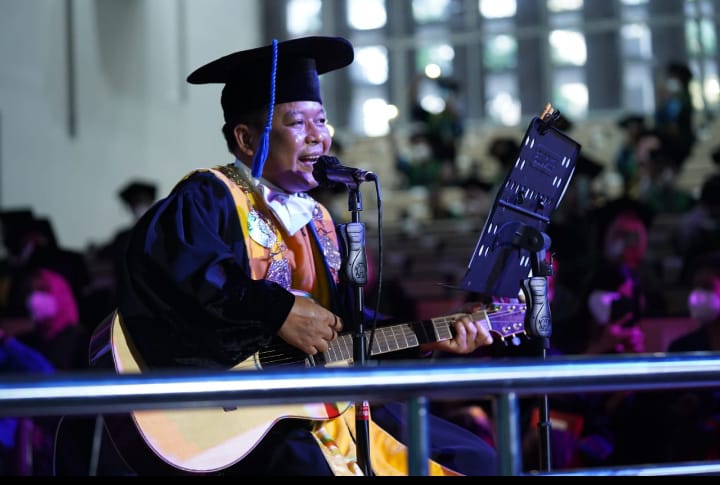 Momen Wisuda Terasa Spesial, Rektor USU Hibur Wisudawan Dengan 3 Lagu Momen Wisuda Terasa Spesial, Rektor USU Hibur Wisudawan Dengan 3 Lagu