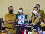 Wakil Wali Kota Medan H.Aulia Rachman menerima berkas laporan Hasil Reses Anggota DPRD Medan.
