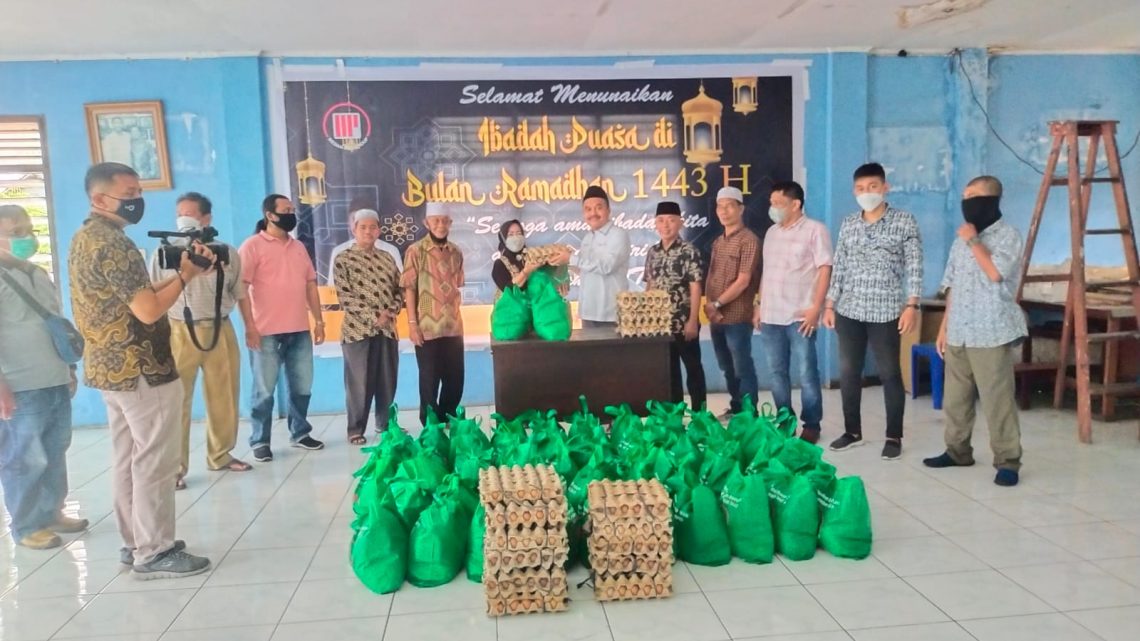 Pemred Medan Pos Bagikan Paket Sembako Kepada Wartawan Dan Karyawan Pemred Medan Pos Bagikan Paket Sembako Kepada Wartawan Dan Karyawan