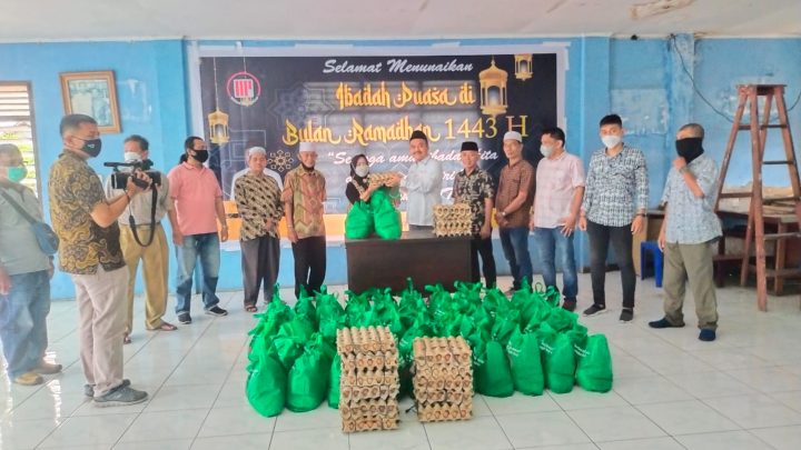 Pemred Medan Pos Bagikan Paket Sembako Kepada Wartawan Dan Karyawan