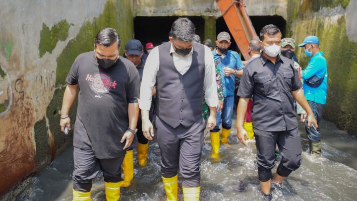 Turun Langsung ke Dalam Saluran Parit MUDP, Bobby Nasution Temukan Akar Permasalahan