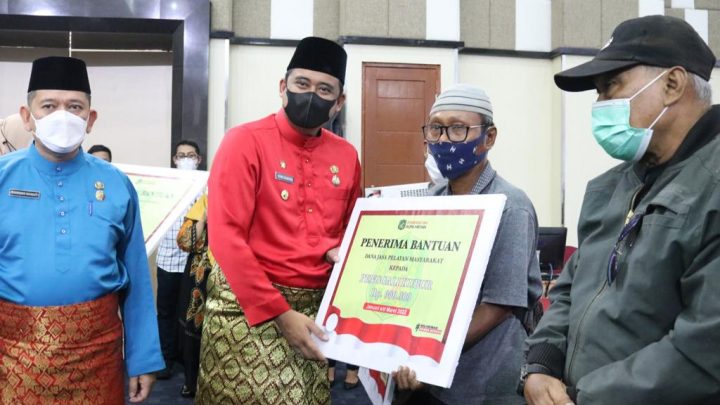 13.137 Warga Pelayan Masyarakat Medan Dapat Bantuan Dana Jasa Dari Bobby Nasution