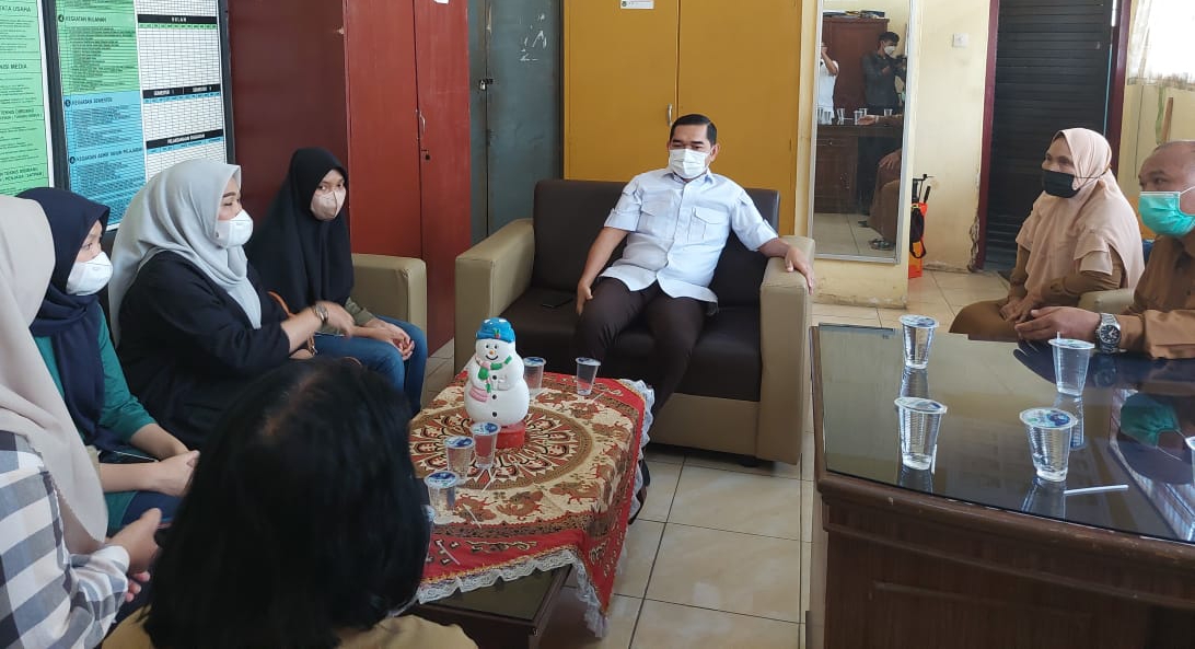 Guru Dituding Hina Siswa Miskin, Pimpinan DPRD Medan Kunjungi SMPN 28 Guru Dituding Hina Siswa Miskin, Pimpinan DPRD Medan Kunjungi SMPN 28