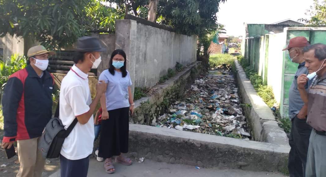 Sahuti Keluhan Warga, Margaret MS Tinjau Penyempitan Parit di Kelurahan Besar 