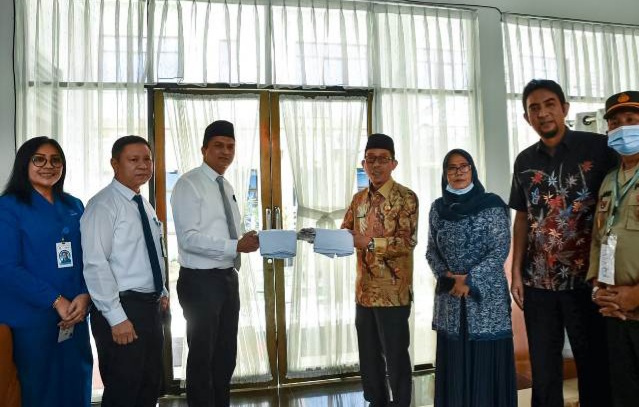 Tirtanadi Bagikan 4000 Handuk Kepada Calhaj Sumut Tirtanadi Bagikan 4000 Handuk Kepada Calhaj Sumut