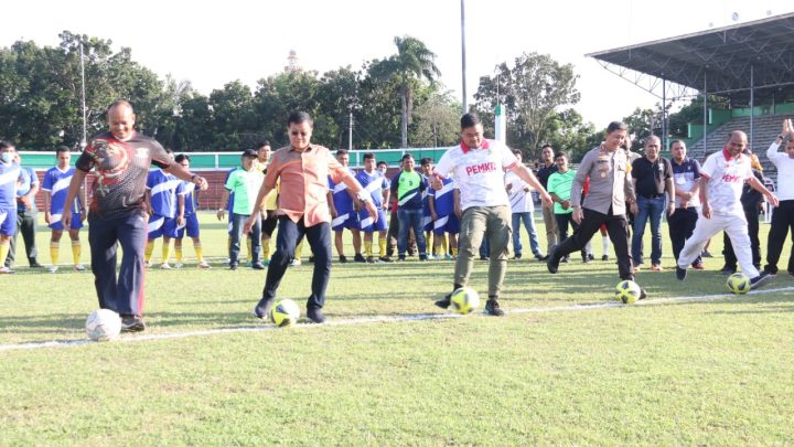 Meriahkan HUT Kota Medan ke-432, Wali Kota Medan Ikut Pertandingan Eksebisi Sepak Bola