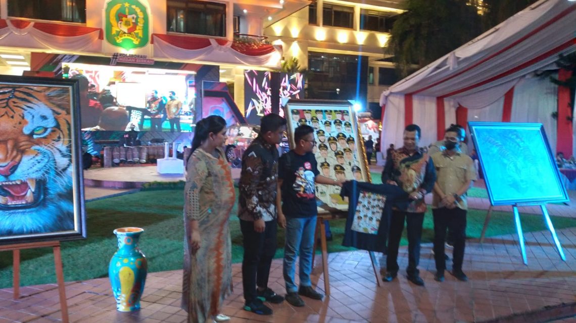 Ketua TP PKK Kota Medan Kahiyang Ayu Menang Lelang Lukisan Guci dengan Motif Bunga Ketua TP PKK Kota Medan Kahiyang Ayu Menang Lelang Lukisan Guci dengan Motif Bunga