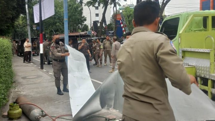 Satpol PP  Medan Bongkar Reklame di Jalan Imam Bonjol