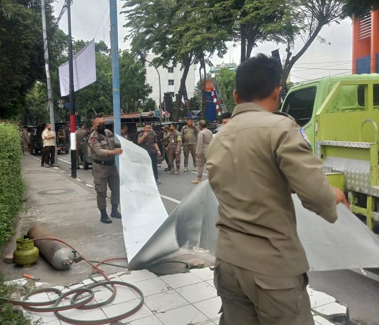 Satpol PP Medan Bongkar Reklame di Jalan Imam Bonjol Satpol PP Medan Bongkar Reklame di Jalan Imam Bonjol
