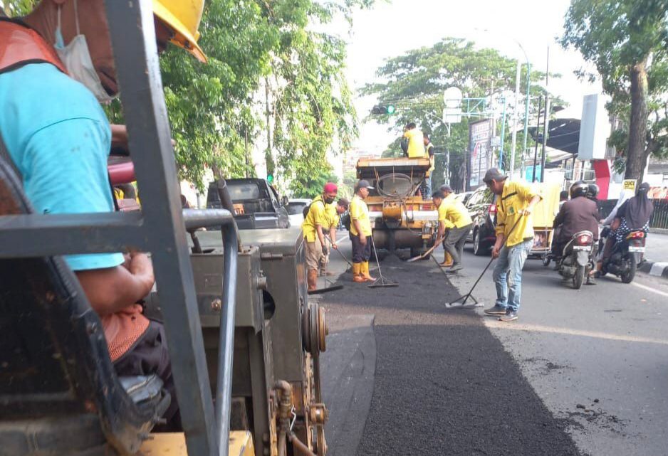 Dinas PU Benahi Jalan dan Normalisasi Drainase di Sejumlah Kawasan di Medan Dinas PU Benahi Jalan dan Normalisasi Drainase di Sejumlah Kawasan di Medan
