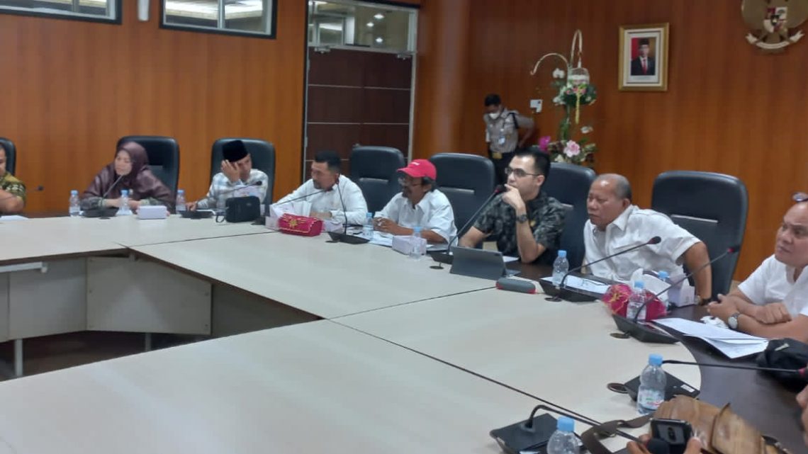 Biaya Kontribusi Penyediaan Fasilitas Kios di Pasar Aksara Turun 15 Persen Biaya Kontribusi Penyediaan Fasilitas Kios di Pasar Aksara Turun 15 Persen