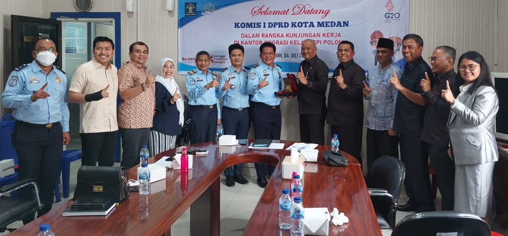 Komisi I Ingatkan Imigrasi Fokus Awasi Pengungsi Orang Asing Komisi I Ingatkan Imigrasi Fokus Awasi Pengungsi Orang Asing