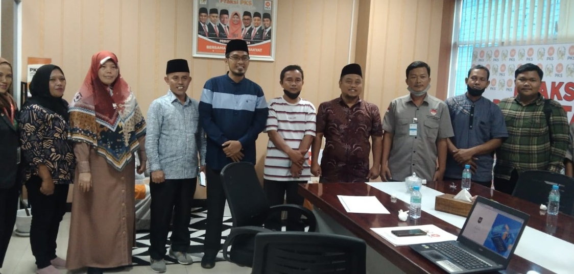Lapaknya Dibongkar, PKL Di Medan Denai Ngadu Ke F-PKS DPRD Medan Lapaknya Dibongkar, PKL Di Medan Denai Ngadu Ke F-PKS DPRD Medan