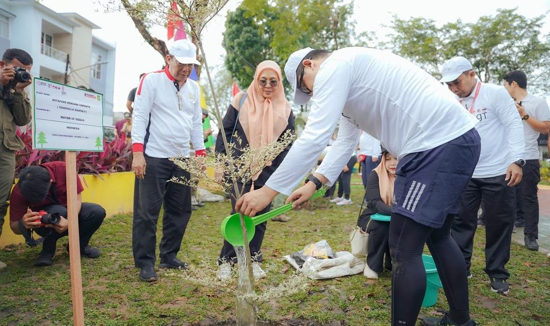 Bobby Nasution dan Peserta Pertemuan ke-5 IMT GT Tanam Pohon Bersama Bobby Nasution dan Peserta Pertemuan ke-5 IMT GT Tanam Pohon Bersama