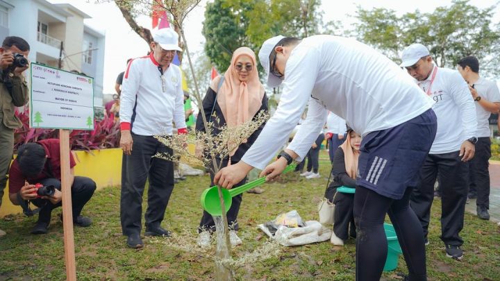 Bobby Nasution dan Peserta Pertemuan ke-5 IMT GT Tanam Pohon Bersama