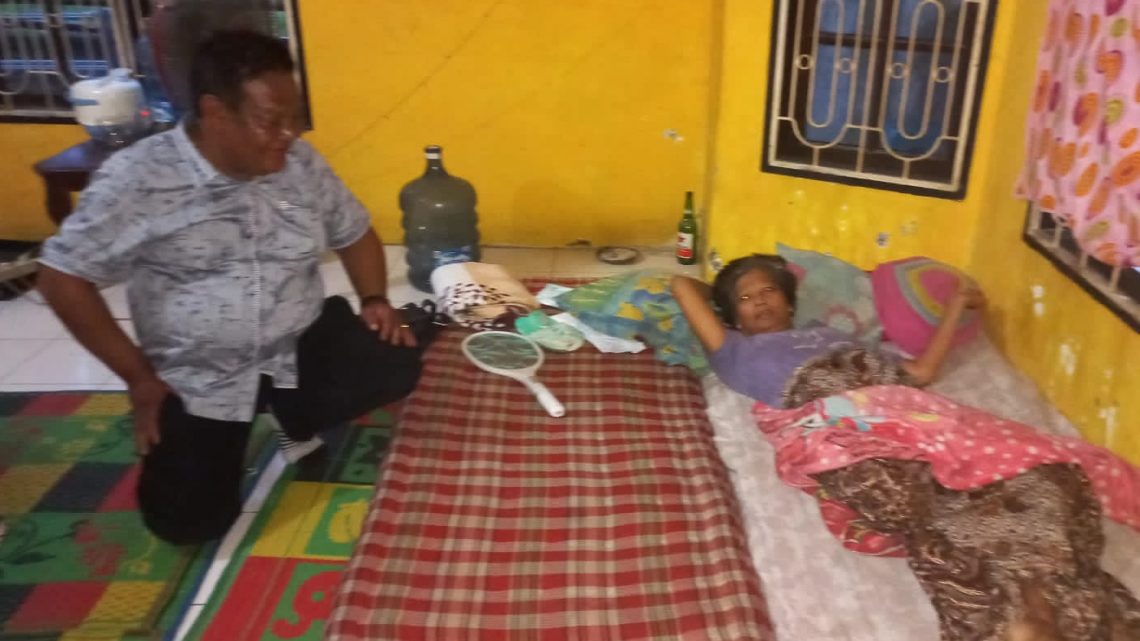 Daniel Pinem Bantu Warga Yang Sakit Daniel Pinem Bantu Warga Yang Sakit