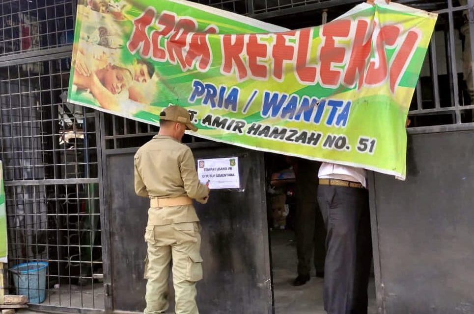 Tim Gabungan Pemko Medan Segel Panti Pijat Azra Refleksi Tim Gabungan Pemko Medan Segel Panti Pijat Azra Refleksi