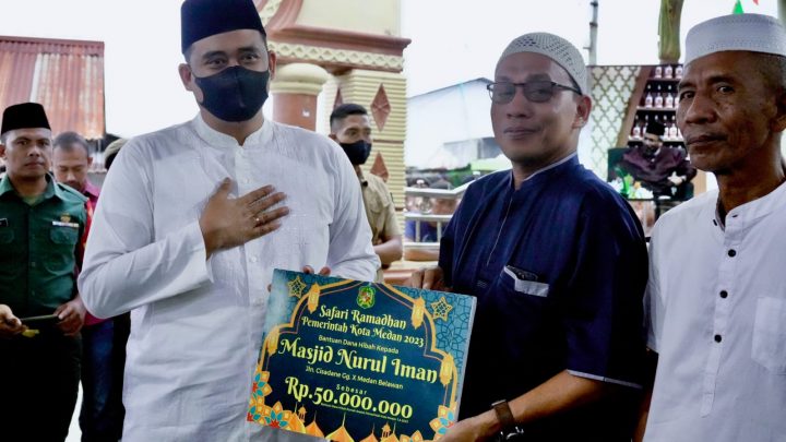 Warga Sambut Hangat Kedatangan Bobby Nasution Safari Ramadan ke Masjid Nurul Iman
